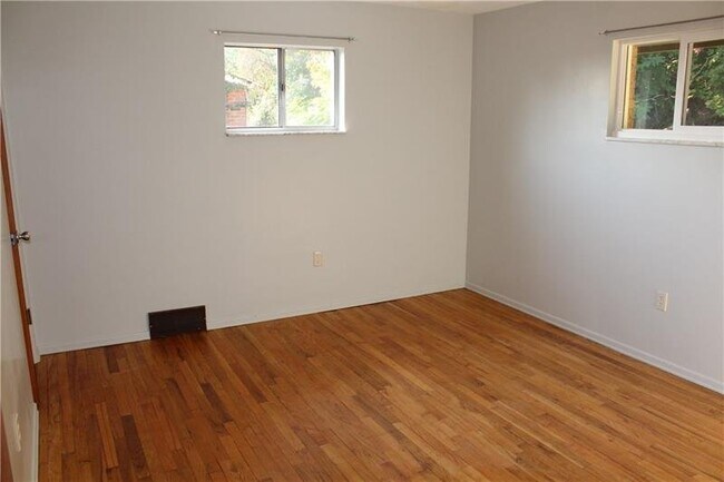 Building Photo - 1415 Pine Hollow Rd
