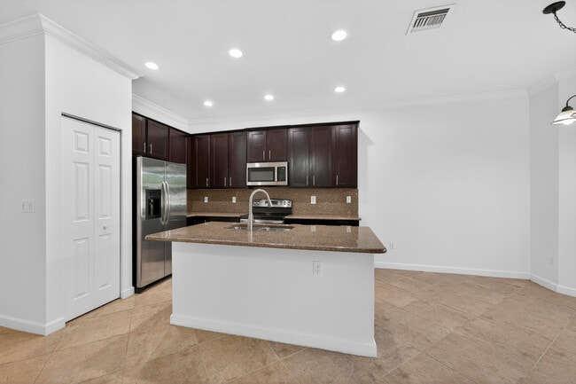 Building Photo - 10384 Wellington Parc Dr