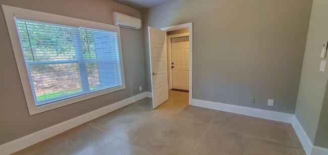 Building Photo - Luxury Student Living- 4BR/4BA Townhome Near UGA (Available Fall 2026)