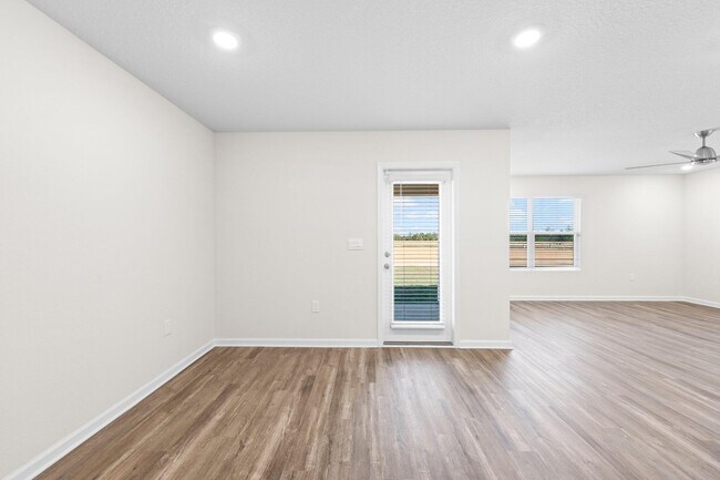 Building Photo - 733 Quintana St