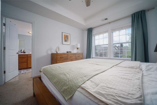 Building Photo - "Exquisite  2-Bed Townhouse with 2.5 Baths in Prime Charlotte Location – 1,531 Sq Ft of Comfort!"