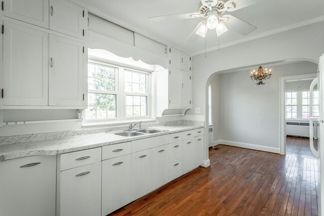 Building Photo - 3 Bedroom 2 Bath Classic