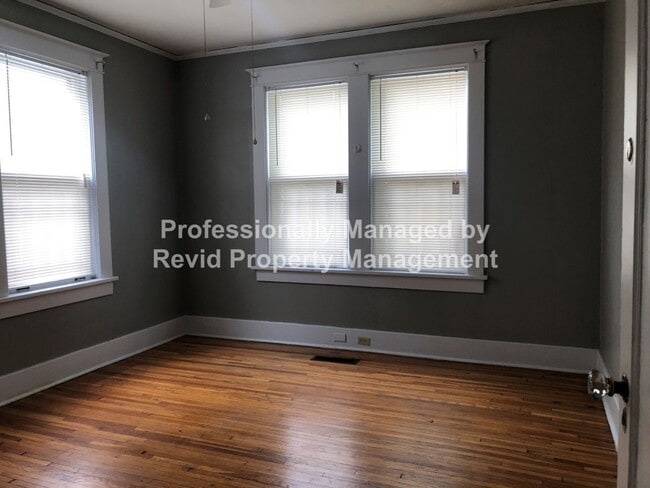 Building Photo - Large upstairs apartment in Midtown!