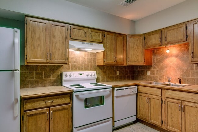 Building Photo - 2401 Brookridge Dr