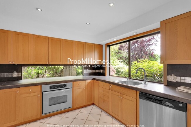 Building Photo - Sleek + Stylish Four Bedroom Escape in Palisades! DEPOSIT SPECIAL