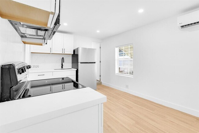 Building Photo - 2419 Coolidge St