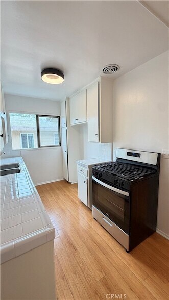 Building Photo - 919 N Orange Grove Ave