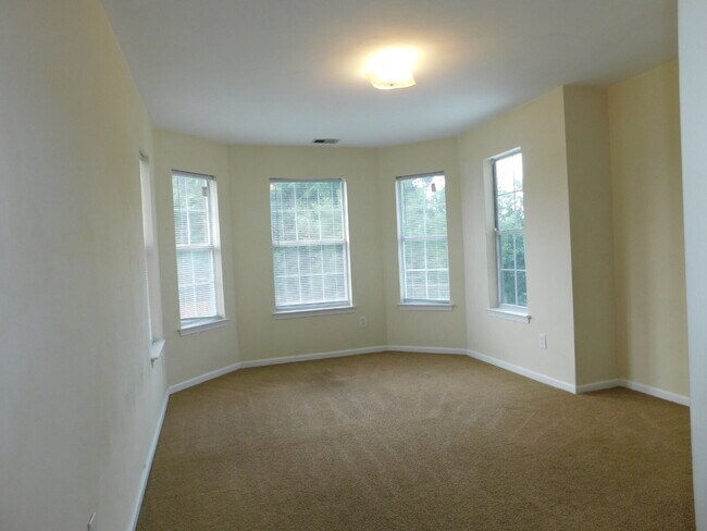 Building Photo - "Spacious 4-Bedroom Gem on Hughart Street with 2.5 Bathrooms and 2108 Sq. Ft. of Comfort!"