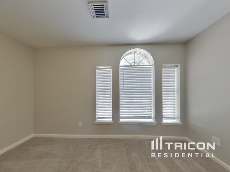 Building Photo - 9003 Cypress Square Dr