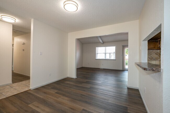 Building Photo - 3 Bed | 2 Bath Duplex in Central Tulsa!