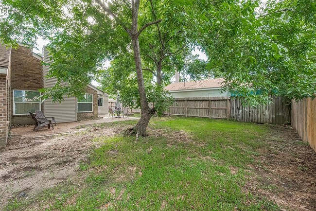 Building Photo - 8711 Pines Pl Dr
