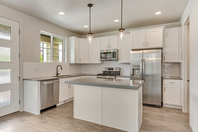 Building Photo - 4 Bedroom 3 Bathroom Home in Eagle Mountain!