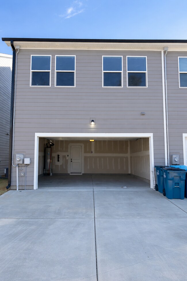 Building Photo - 3BR Townhome • Brand-New Build • 2 Car Garage Parking