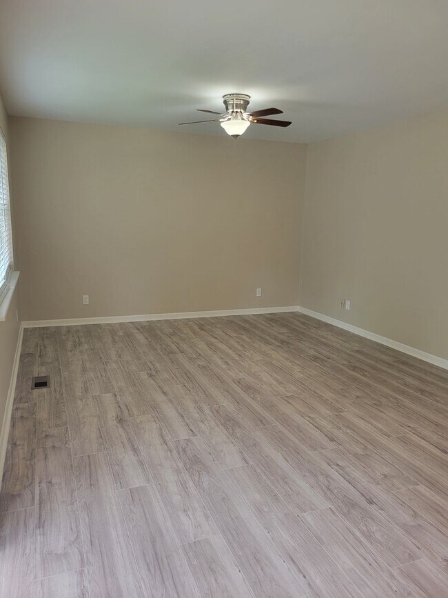 Building Photo - Spacious & Versatile Living in a Prime Location!