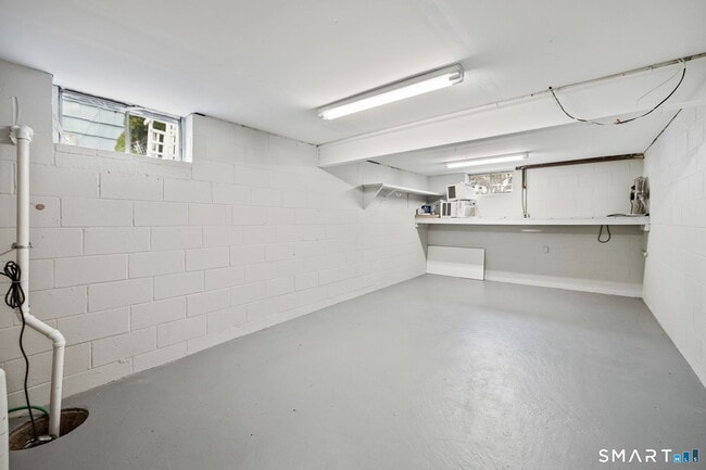 Building Photo - 5 River St