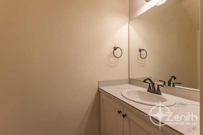 Building Photo - Modern Living in Ridgefield – 3BR/2.5BA Co...