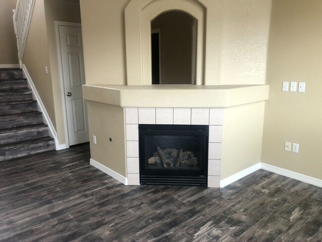 Building Photo - Large 4 bedroom Home in Commerce City