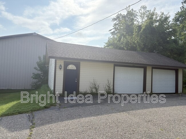 Building Photo - 711 Elm Ave