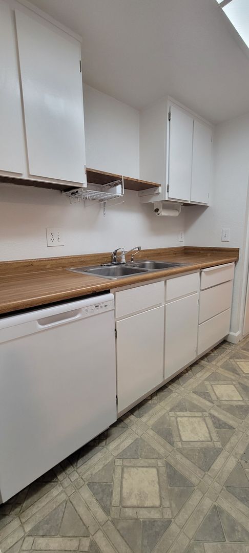 Building Photo - Quiet Cul de Sac With RV Parking in North Redding