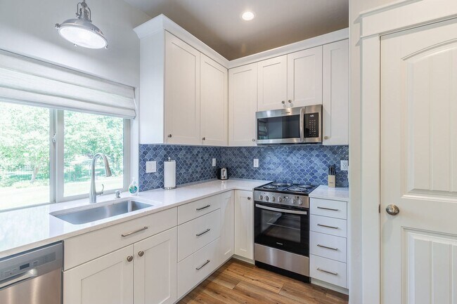 Building Photo - Charming Fully Furnished 1 Bedroom, 1 Bath...