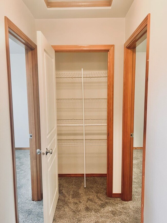 Building Photo - Enormous 4 Bed 2.5Bath + Bonus Room Great Lacey Neighborhood