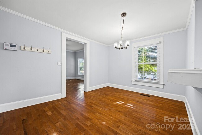 Building Photo - 512 Banks St