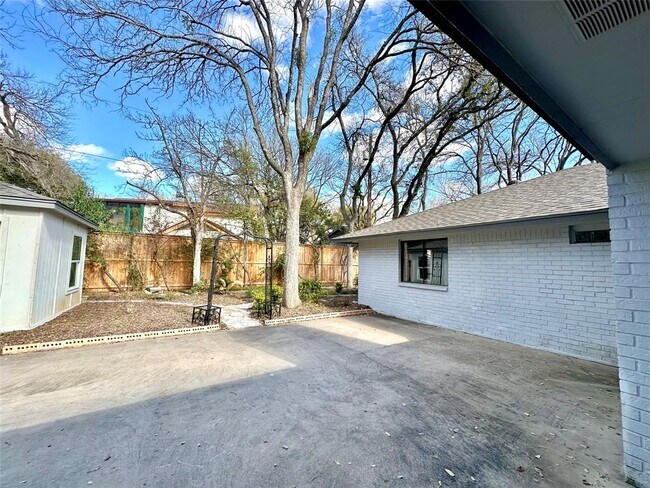 Building Photo - 11740 D-K Ranch Rd