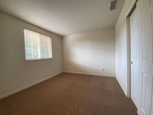 Building Photo - Beautiful and spacious 3-bedroom, 2.5-bathroom home with loft/den in E