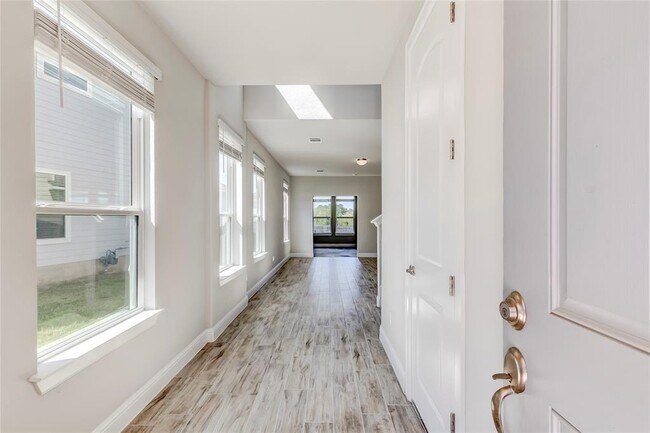 Building Photo - 113 Riverhill Dr