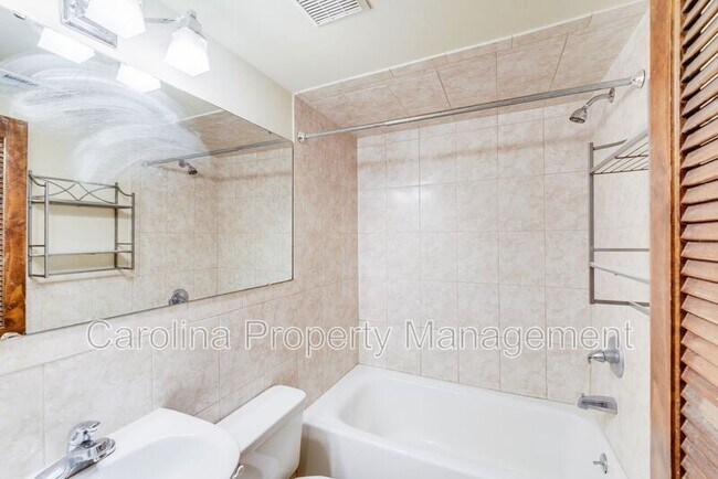 Building Photo - 2417 Laburnum Ave