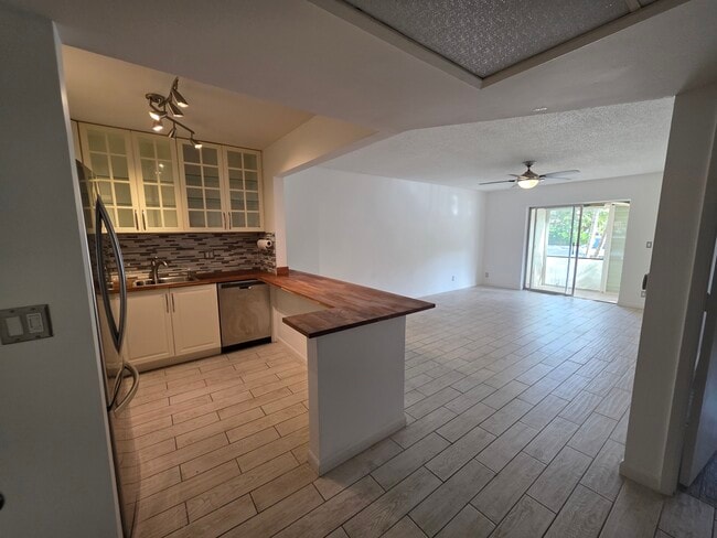 Building Photo - 257 S Cypress Rd