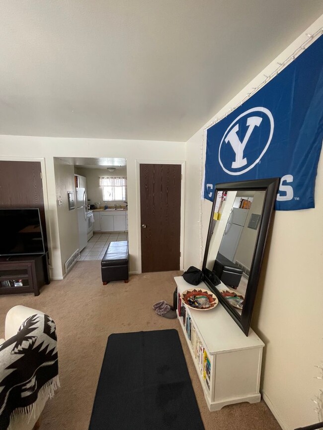 Building Photo - Upper Level 2 Bedroom 1 Bath