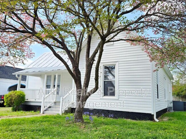 Building Photo - 511 S Flanner St