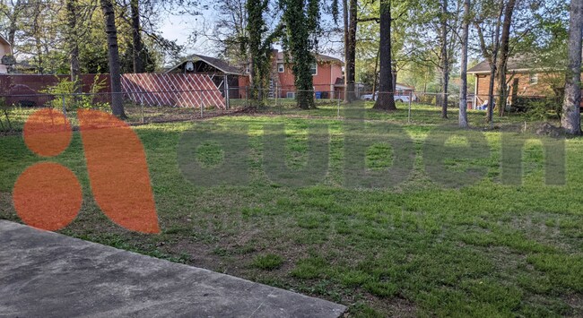 Building Photo - Move in Ready Updated 4 bed 2 bath with ga...