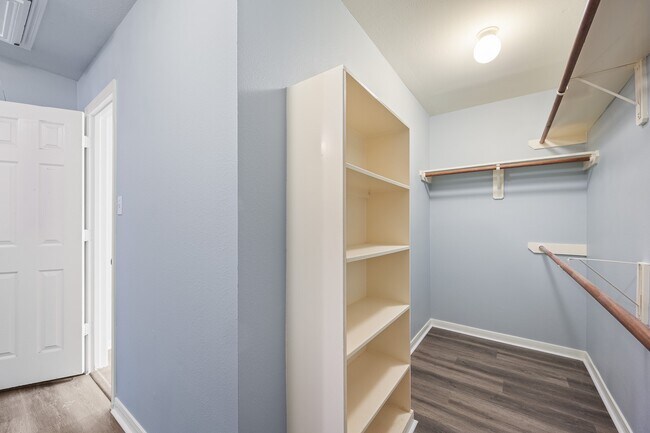 Building Photo - 5827 Willow Park Dr