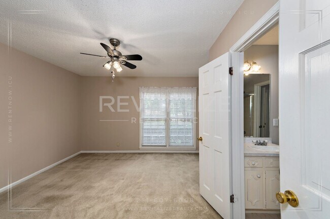 Building Photo - Beautifully Preserved 4 Bd / 3 Ba Vintage ...