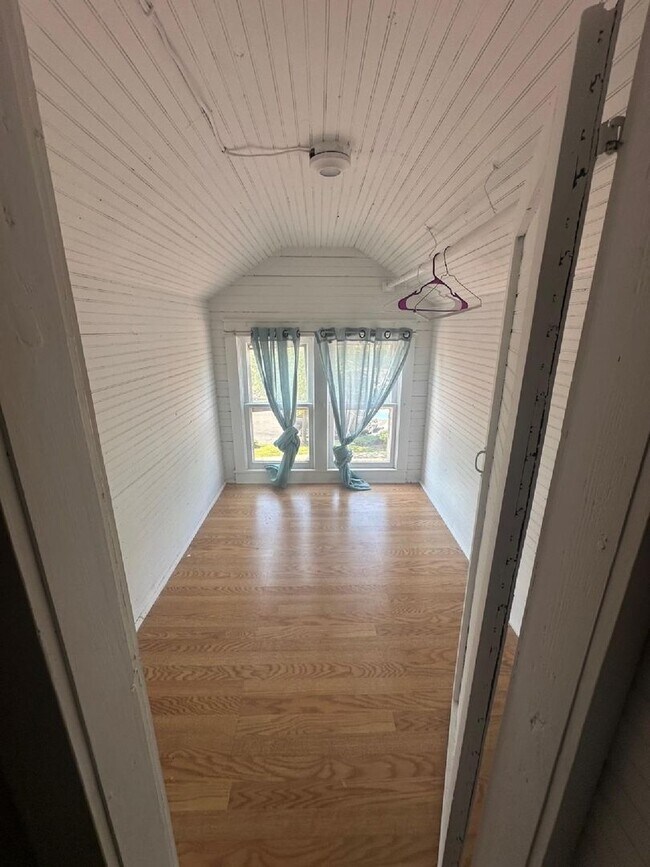 Building Photo - Salem Charm!