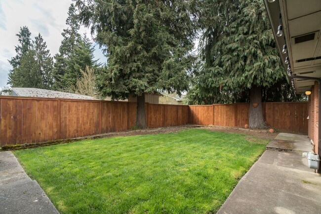 Building Photo - $500 move-in incentive! Awesome 3-bdrm/2-b...