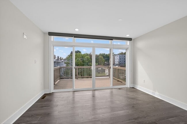 Building Photo - Available Now! 3 Bed 3.5 Bed in Brightwood...