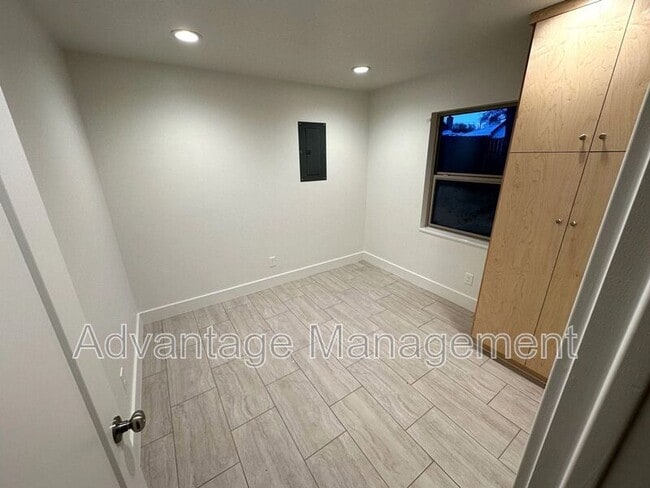 Building Photo - 469 E Elm St