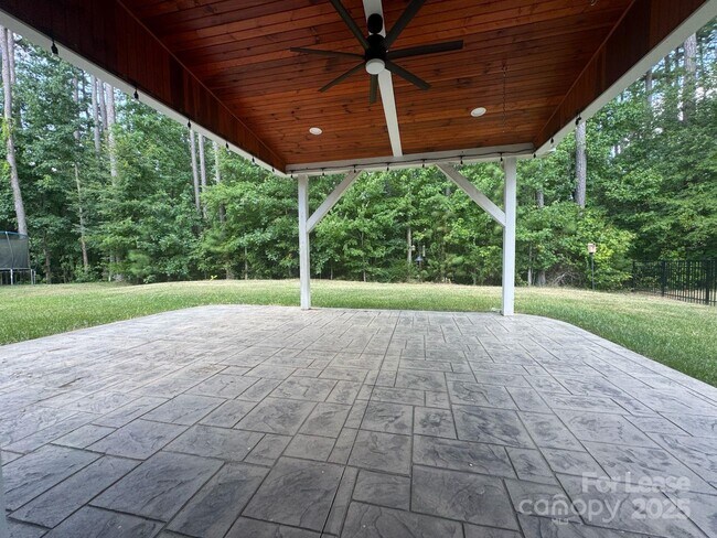Building Photo - 2202 Laurens Dr