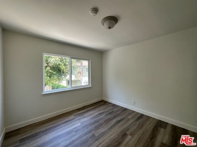 Building Photo - 517 S Kenmore Ave