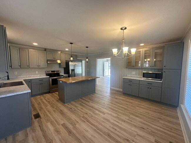 Building Photo - Updated 2 Bedroom, 1 Bath Home Locate Close to Wrightsville Beach