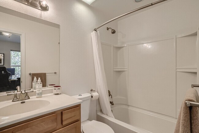 Building Photo - Evolve Real Estate: Spacious 3 Bed 3 bath Townhouse  in LITTLETON! Available 7/5/2026!