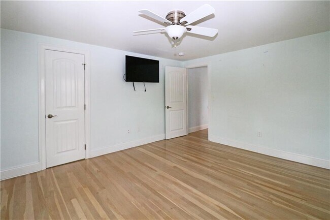 Building Photo - 249 Tuckerman Ave