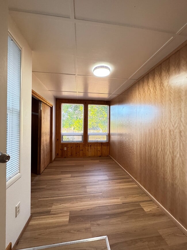Building Photo - Freshly Updated 4-Bed Retreat Centrally Lo...