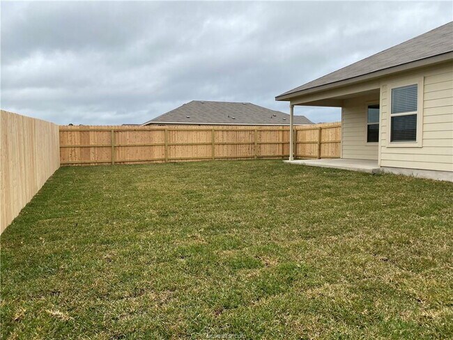 Building Photo - 3 Bedroom 2 bath, 2 garage attached garage with all the appliances to include washer & dryer