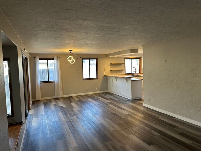 Building Photo - Updated 3 bedroom 1.5 bath house in Eugene!