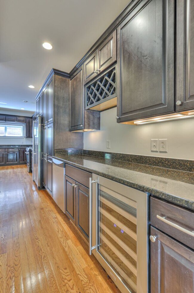 Building Photo - Perfect Brownstone in Sylvan Park near Wes...