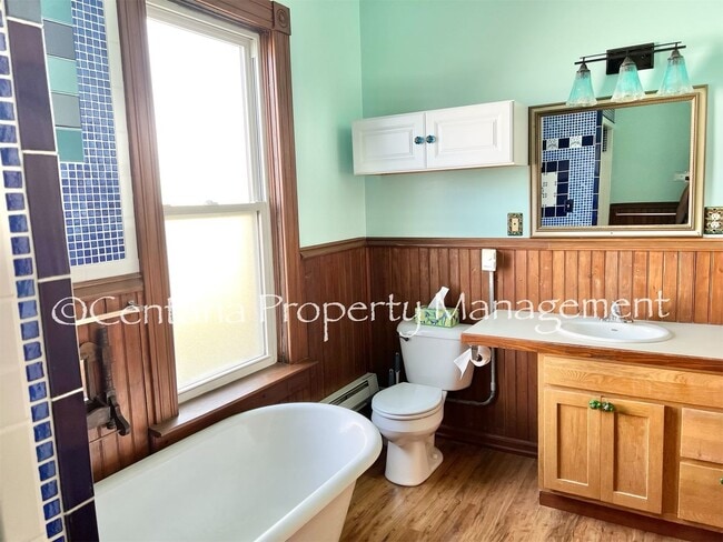 Building Photo - Historic home centrally located and beauti...